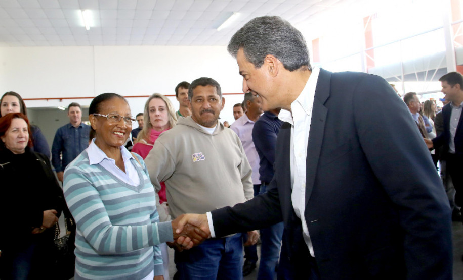 Richa libera obras de melhorias em sete escolas estaduais O governador Beto Richa autorizou obras de reformas em sete escolas estaduais de Pato Branco nesta segunda-feira (23). As unidades beneficiadas são os colégios São João, São Roque, Carlos Gomes, Castro Alves, Rui Barbosa, São João Bosco e São Vicente de Paula. “Além de obras estruturais, também vamos modernizar o sistema tecnológico das 2.100 escolas do Paraná”, afirmou Richa.
