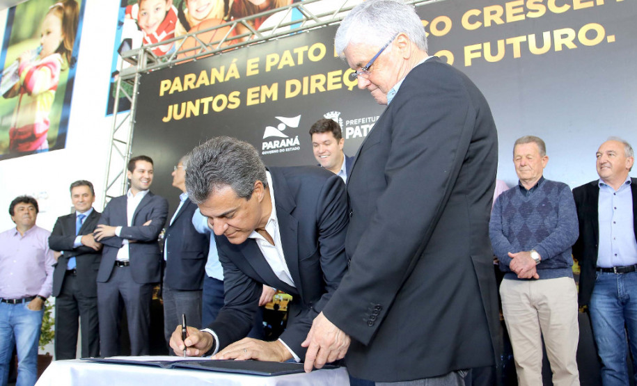 Richa libera obras de melhorias em sete escolas estaduais O governador Beto Richa autorizou obras de reformas em sete escolas estaduais de Pato Branco nesta segunda-feira (23). As unidades beneficiadas são os colégios São João, São Roque, Carlos Gomes, Castro Alves, Rui Barbosa, São João Bosco e São Vicente de Paula. “Além de obras estruturais, também vamos modernizar o sistema tecnológico das 2.100 escolas do Paraná”, afirmou Richa.