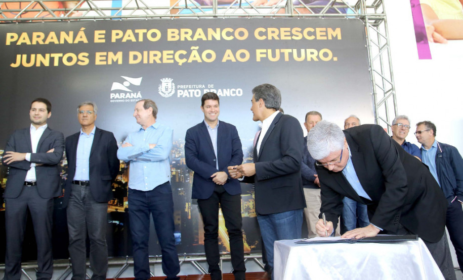 Richa libera obras de melhorias em sete escolas estaduais O governador Beto Richa autorizou obras de reformas em sete escolas estaduais de Pato Branco nesta segunda-feira (23). As unidades beneficiadas são os colégios São João, São Roque, Carlos Gomes, Castro Alves, Rui Barbosa, São João Bosco e São Vicente de Paula. “Além de obras estruturais, também vamos modernizar o sistema tecnológico das 2.100 escolas do Paraná”, afirmou Richa.