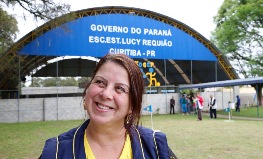 Escolas da educação especial promovem jogos da primavera A diretora da Escola Lucy Requião, Edimara Zanocini, lembrou que o objetivo dos jogos é promover a interação coletiva e contribuir para desenvolvimento de habilidades nos alunos. “Eles precisam aprender a compartilhar, competir, ganhar e perder. Aprender a viver em grupo, pensar no coletivo e a respeitar regras porque elas refletem na sociedade. Quando eles saem dos portões da escola precisam saber que existem regras e que elas valem para todos”, disse.