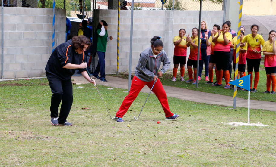 Escolas da educação especial promovem jogos da primavera Acontece até sexta-feira (27) em Curitiba a quarta edição dos Jogos da Educação Especial da Primavera 2017 (Joeep). Participam escolas de Curitiba e Pinhais que ofertam a Educação Infantil e Ensino Fundamental Anos Iniciais na Modalidade de Educação Especial. As disputas ocorrem nas instalações da Escola Estadual de Educação Básica Lucy Requião de Mello e Silva, no bairro Santa Felicidade.