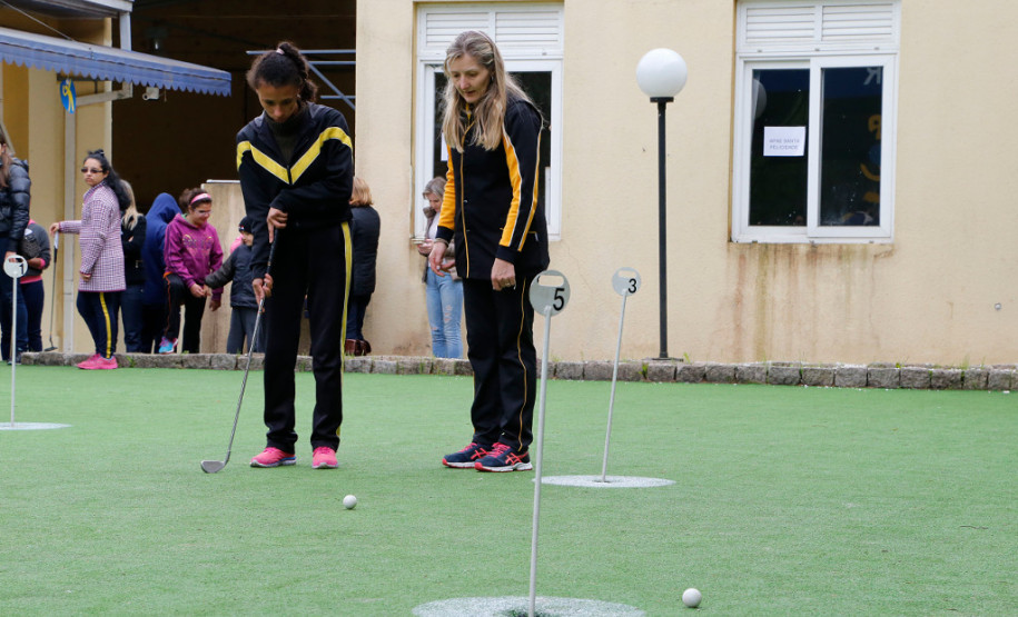 Escolas da educação especial promovem jogos da primavera Acontece até sexta-feira (27) em Curitiba a quarta edição dos Jogos da Educação Especial da Primavera 2017 (Joeep). Participam escolas de Curitiba e Pinhais que ofertam a Educação Infantil e Ensino Fundamental Anos Iniciais na Modalidade de Educação Especial. As disputas ocorrem nas instalações da Escola Estadual de Educação Básica Lucy Requião de Mello e Silva, no bairro Santa Felicidade.