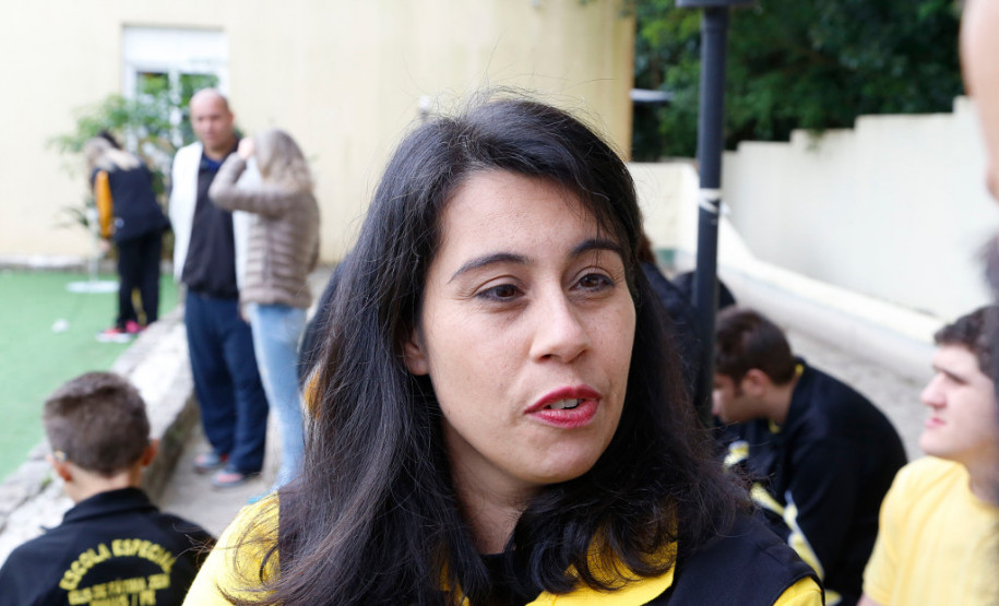 Escolas da educação especial promovem jogos da primavera Os 15 estudantes da escola Municipal Elis de Fátima Zem, do município de Pinhais, participam pela primeira vez. A professora de Educação Física Ana Paula Lourenço Vieira lembrou a importância da competição esportiva para o desenvolvimento pleno dos estudantes com deficiência intelectual moderada. “É um momento em que o aluno se sente valorizado e participativo. A atividade esportiva traz vários benefícios aos alunos como a atenção, concentração e habilidade motora”, lembrou Ana Paula.
