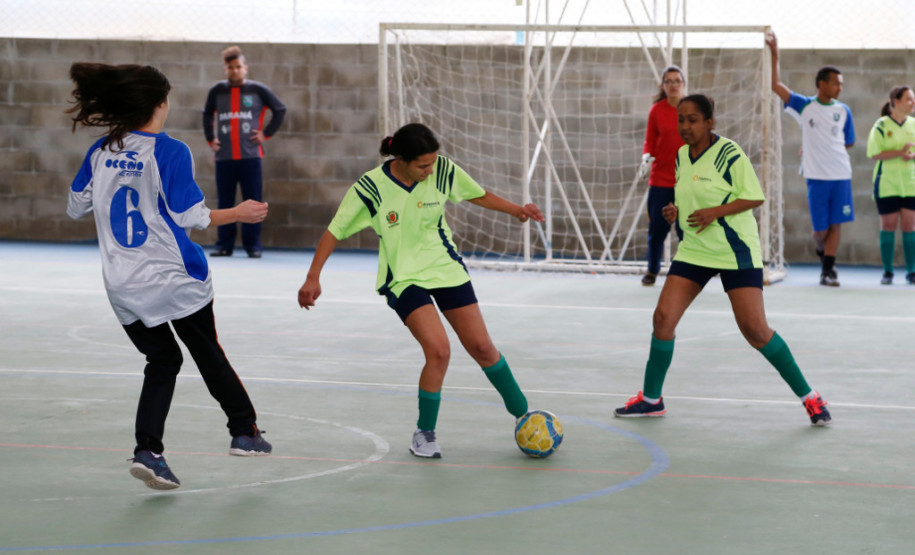 Escolas da educação especial promovem jogos da primavera Acontece até sexta-feira (27) em Curitiba a quarta edição dos Jogos da Educação Especial da Primavera 2017 (Joeep). Participam escolas de Curitiba e Pinhais que ofertam a Educação Infantil e Ensino Fundamental Anos Iniciais na Modalidade de Educação Especial. As disputas ocorrem nas instalações da Escola Estadual de Educação Básica Lucy Requião de Mello e Silva, no bairro Santa Felicidade.