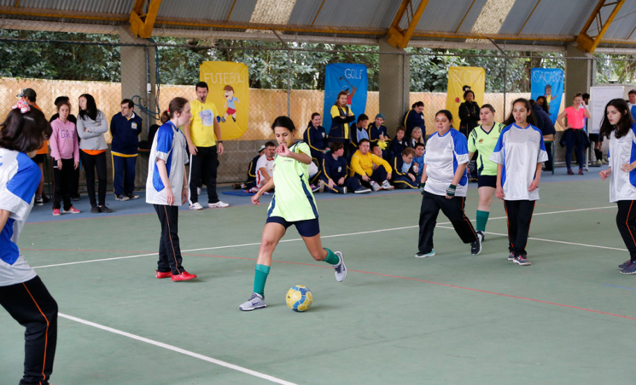 Escolas da educação especial promovem jogos da primavera Acontece até sexta-feira (27) em Curitiba a quarta edição dos Jogos da Educação Especial da Primavera 2017 (Joeep). Participam escolas de Curitiba e Pinhais que ofertam a Educação Infantil e Ensino Fundamental Anos Iniciais na Modalidade de Educação Especial. As disputas ocorrem nas instalações da Escola Estadual de Educação Básica Lucy Requião de Mello e Silva, no bairro Santa Felicidade.