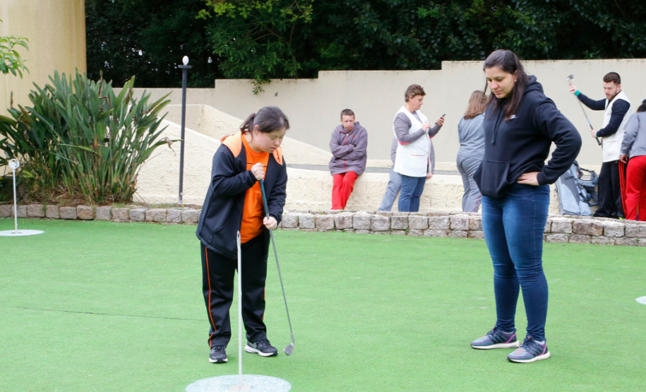 Escolas da educação especial promovem jogos da primavera Acontece até sexta-feira (27) em Curitiba a quarta edição dos Jogos da Educação Especial da Primavera 2017 (Joeep). Participam escolas de Curitiba e Pinhais que ofertam a Educação Infantil e Ensino Fundamental Anos Iniciais na Modalidade de Educação Especial. As disputas ocorrem nas instalações da Escola Estadual de Educação Básica Lucy Requião de Mello e Silva, no bairro Santa Felicidade.