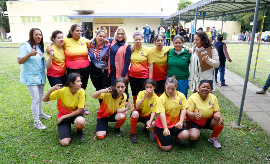 Escolas da educação especial promovem jogos da primavera Acontece até sexta-feira (27) em Curitiba a quarta edição dos Jogos da Educação Especial da Primavera 2017 (Joeep). Participam escolas de Curitiba e Pinhais que ofertam a Educação Infantil e Ensino Fundamental Anos Iniciais na Modalidade de Educação Especial. As disputas ocorrem nas instalações da Escola Estadual de Educação Básica Lucy Requião de Mello e Silva, no bairro Santa Felicidade.