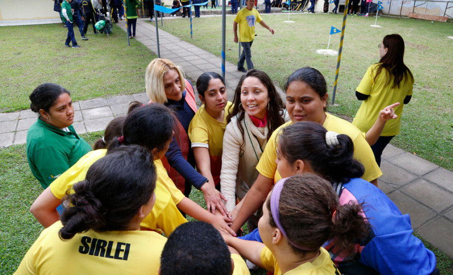 Escolas da educação especial promovem jogos da primavera Acontece até sexta-feira (27) em Curitiba a quarta edição dos Jogos da Educação Especial da Primavera 2017 (Joeep). Participam escolas de Curitiba e Pinhais que ofertam a Educação Infantil e Ensino Fundamental Anos Iniciais na Modalidade de Educação Especial. As disputas ocorrem nas instalações da Escola Estadual de Educação Básica Lucy Requião de Mello e Silva, no bairro Santa Felicidade.