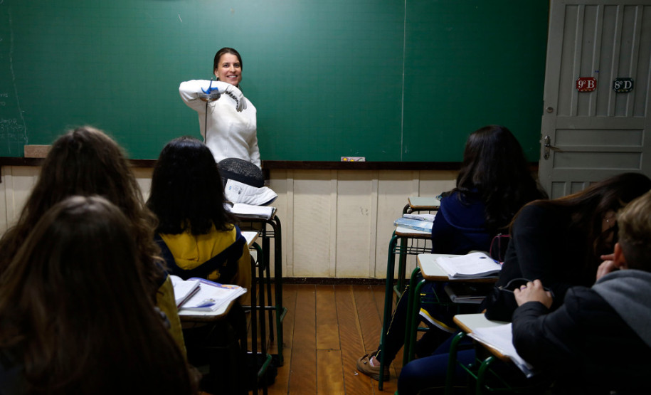 Ela destacou a importância do incentivo e a oportunidade de representar o Estado na competição. “Já participei de muitos campeonatos, mas representar o Paraná e Curitiba, com 36 anos, foi algo muito gratificante. Foi muito importante ter o apoio do Estado. É o reconhecimento que precisamos. Estar em sala de aula e apresentar a nossos alunos as oportunidades que o esporte pode trazer é um privilégio. Sou professora, fiz mestrado e doutorado e mesmo assim nunca abandonei o esporte”, lembrou.