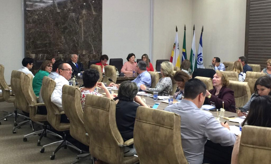 Secretaria reúne chefias de Núcleo em Maringá Os 32 chefes dos Núcleos Regionais de Educação (NREs) estiveram reunidos em Maringá nesta segunda, terça e quarta-feira (23, 24 e 25) com a secretária de Estado da Educação, professora Ana Seres, chefes de departamentos da Secretaria da Educação e do Fundepar, para debater assuntos administrativos e dar encaminhamentos a questões pedagógicas, de recursos humanos e infraestrutura.