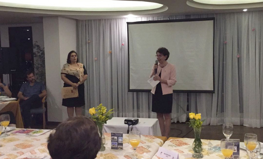 Secretaria reúne chefias de Núcleo em Maringá Os 32 chefes dos Núcleos Regionais de Educação (NREs) estiveram reunidos em Maringá nesta segunda, terça e quarta-feira (23, 24 e 25) com a secretária de Estado da Educação, professora Ana Seres, chefes de departamentos da Secretaria da Educação e do Fundepar, para debater assuntos administrativos e dar encaminhamentos a questões pedagógicas, de recursos humanos e infraestrutura.