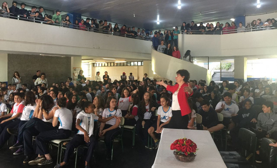 Secretaria reúne chefias de Núcleo em Maringá Os 32 chefes dos Núcleos Regionais de Educação (NREs) estiveram reunidos em Maringá nesta segunda, terça e quarta-feira (23, 24 e 25) com a secretária de Estado da Educação, professora Ana Seres, chefes de departamentos da Secretaria da Educação e do Fundepar, para debater assuntos administrativos e dar encaminhamentos a questões pedagógicas, de recursos humanos e infraestrutura.