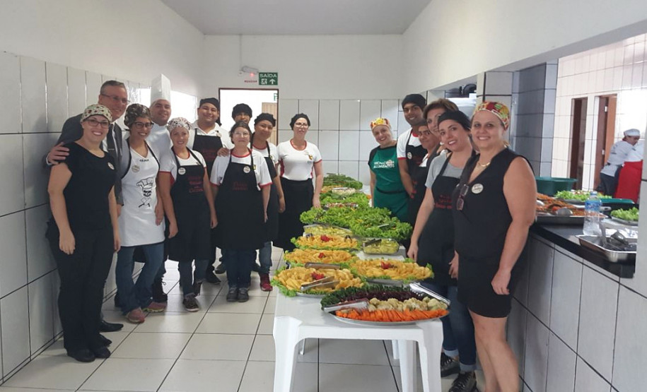 Secretaria reúne chefias de Núcleo em Maringá PARANAVAÍ – A superintendente da Educação, Inês Carnieletto, e a chefe de gabinete da SEED, Creusa Borges Abdala, representaram a secretária nas comemorações dos 70 anos da Secretaria, realizadas nesta quarta-feira (25) em Paranavaí. O almoço foi preparado pelos estudantes do curso técnico em cozinha do Colégio Estadual Emira Ribeiro.