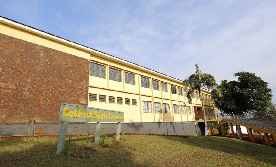 O Colégio Silvio Tavares tem uma área de 2 mil metros quadrados e cerca de 600 alunos dos ensinos fundamental e médio. No local também são ofertados cursos técnicos de formação de docentes, recursos humanos, contabilidade e administração. “Estamos vendo a possibilidade de implantar cursos de estética, secretariado e marketing. A escola tem espaço físico e condições de atender”, contou a diretora-auxiliar Márcia Regina Franco de Oliveira.