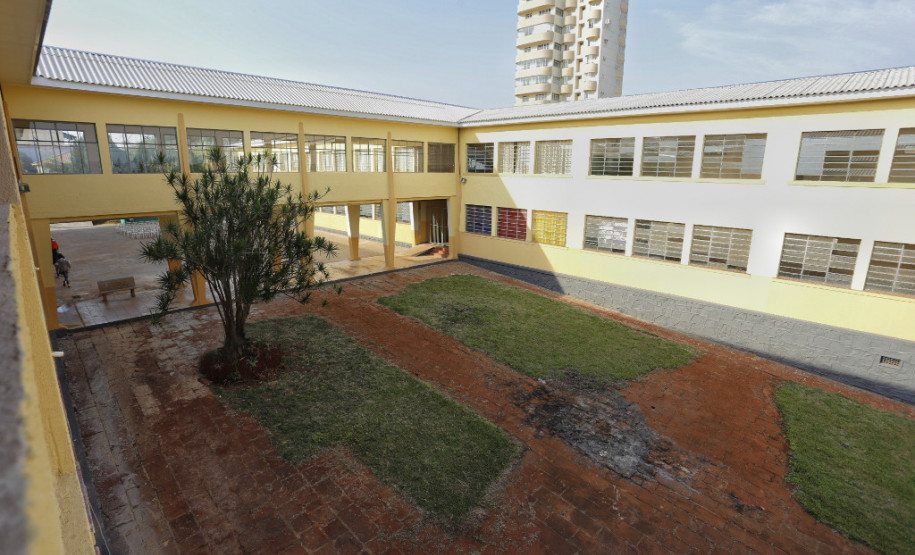 Governo reabre colégio histórico de Cambará atingido por incêndio O Colégio Silvio Tavares tem uma área de 2 mil metros quadrados e cerca de 600 alunos dos ensinos fundamental e médio. No local também são ofertados cursos técnicos de formação de docentes, recursos humanos, contabilidade e administração. “Estamos vendo a possibilidade de implantar cursos de estética, secretariado e marketing. A escola tem espaço físico e condições de atender”, contou a diretora-auxiliar Márcia Regina Franco de Oliveira.