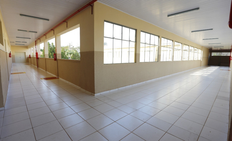 Governo reabre colégio histórico de Cambará atingido por incêndio O Colégio Silvio Tavares tem uma área de 2 mil metros quadrados e cerca de 600 alunos dos ensinos fundamental e médio. No local também são ofertados cursos técnicos de formação de docentes, recursos humanos, contabilidade e administração. “Estamos vendo a possibilidade de implantar cursos de estética, secretariado e marketing. A escola tem espaço físico e condições de atender”, contou a diretora-auxiliar Márcia Regina Franco de Oliveira.