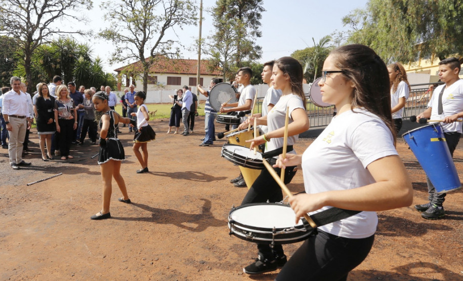 Governo reabre colégio histórico de Cambará atingido por incêndio O governador Beto Richa entregou nesta quarta-feira (25) as obras de reconstrução do Colégio Estadual Professor Sílvio Tavares, o maior e mais antigo de Cambará, no Norte Pioneiro