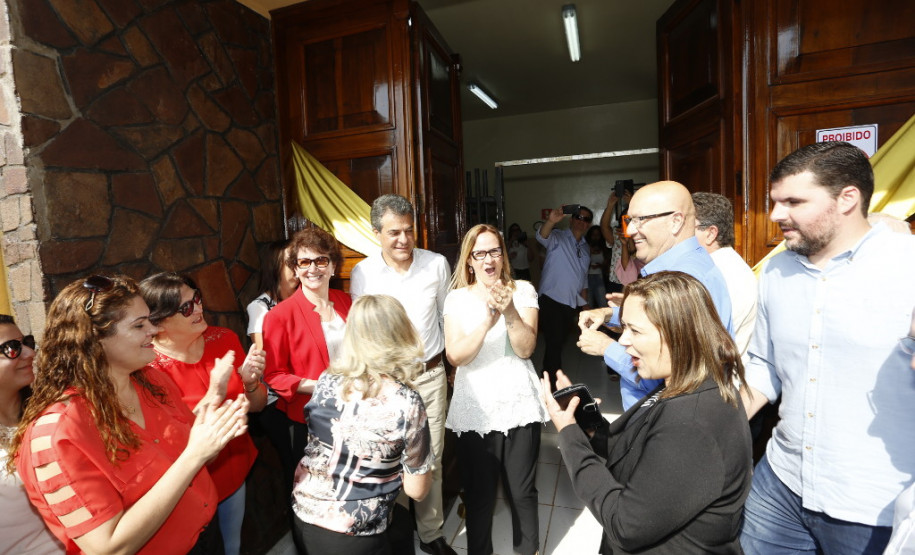 O governador Beto Richa entregou nesta quarta-feira (25) as obras de reconstrução do Colégio Estadual Professor Sílvio Tavares, o maior e mais antigo de Cambará, no Norte Pioneiro