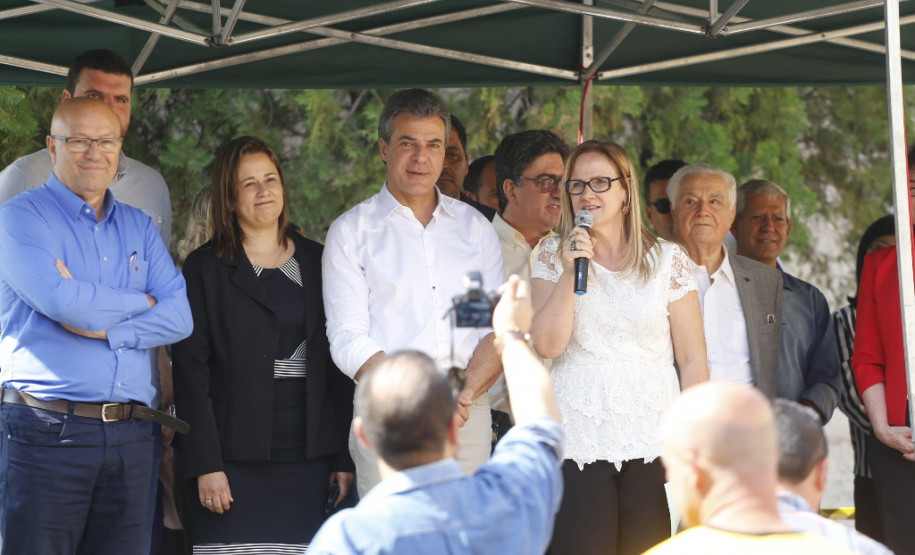 O governador Beto Richa entregou nesta quarta-feira (25) as obras de reconstrução do Colégio Estadual Professor Sílvio Tavares, o maior e mais antigo de Cambará, no Norte Pioneiro