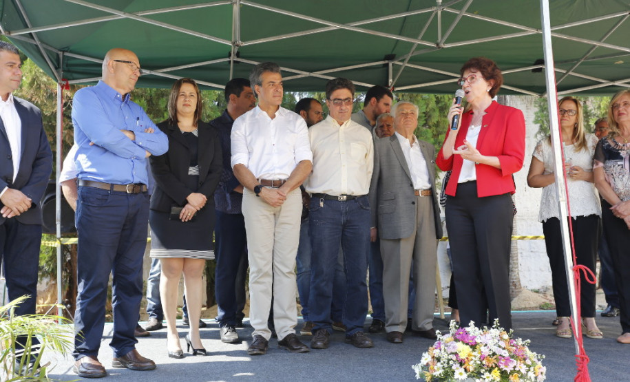 O governador Beto Richa entregou nesta quarta-feira (25) as obras de reconstrução do Colégio Estadual Professor Sílvio Tavares, o maior e mais antigo de Cambará, no Norte Pioneiro