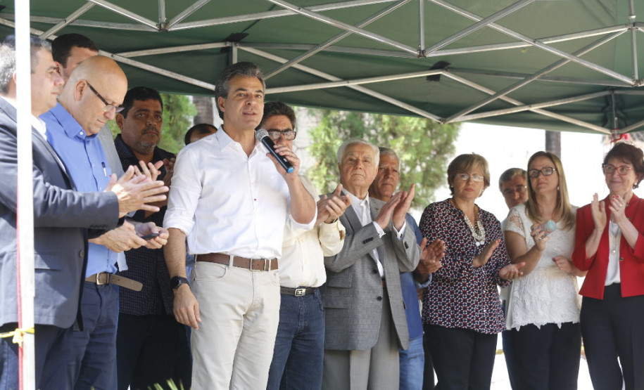 O governador Beto Richa entregou nesta quarta-feira (25) as obras de reconstrução do Colégio Estadual Professor Sílvio Tavares, o maior e mais antigo de Cambará, no Norte Pioneiro