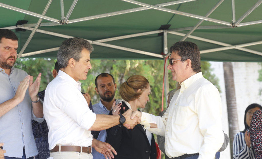 O governador Beto Richa entregou nesta quarta-feira (25) as obras de reconstrução do Colégio Estadual Professor Sílvio Tavares, o maior e mais antigo de Cambará, no Norte Pioneiro