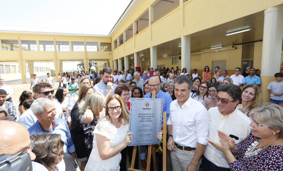 O governador Beto Richa entregou nesta quarta-feira (25) as obras de reconstrução do Colégio Estadual Professor Sílvio Tavares, o maior e mais antigo de Cambará, no Norte Pioneiro
