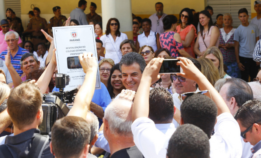 O governador Beto Richa entregou nesta quarta-feira (25) as obras de reconstrução do Colégio Estadual Professor Sílvio Tavares, o maior e mais antigo de Cambará, no Norte Pioneiro