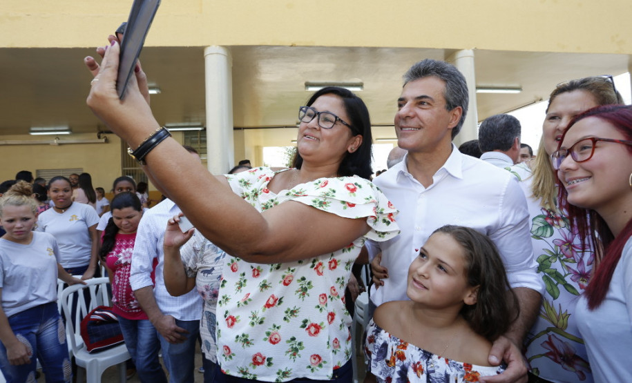 O governador Beto Richa entregou nesta quarta-feira (25) as obras de reconstrução do Colégio Estadual Professor Sílvio Tavares, o maior e mais antigo de Cambará, no Norte Pioneiro