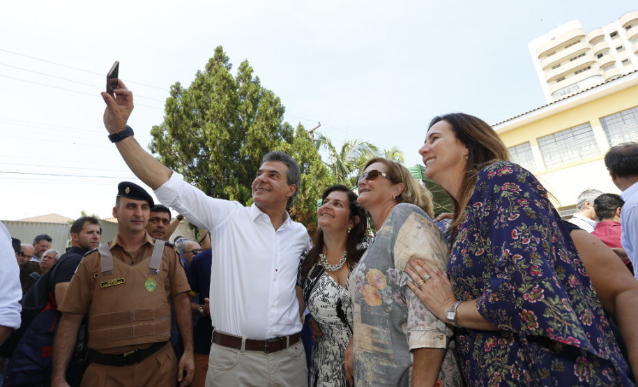 O governador Beto Richa entregou nesta quarta-feira (25) as obras de reconstrução do Colégio Estadual Professor Sílvio Tavares, o maior e mais antigo de Cambará, no Norte Pioneiro