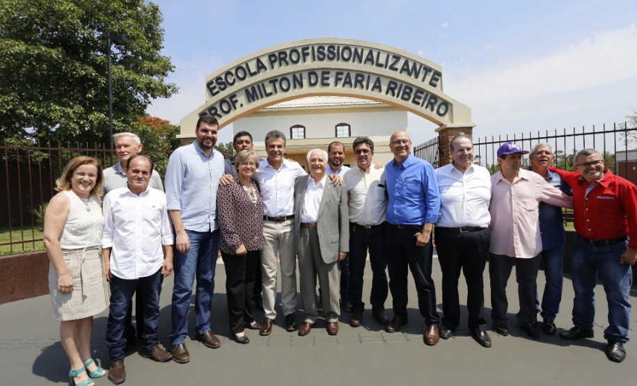Ainda em Cambará, o governador Beto Richa visitou a Escola Profissionalizante Milton Faria de Oliveira, construída e mantida pelo Instituto Bourbon de Responsabilidade Socioambiental. Inaugurada em junho deste ano, a escola tem cerca de 250 alunos e oferece cursos de cabeleireiros, estética, depilação, entre outros.