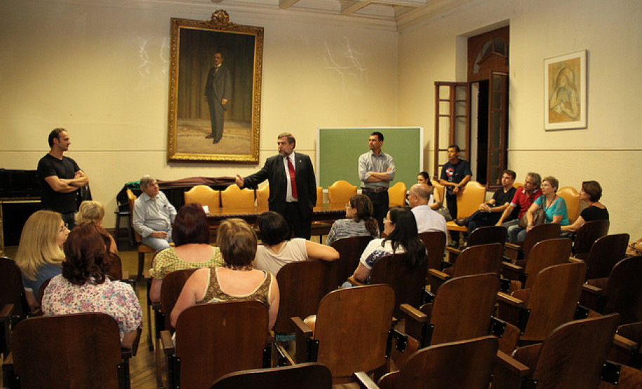 Trabalho aproxima governo da comunidade escolar para garantir melhorias na Educação. Foto da visita ao Instituto de Educação do Paraná.