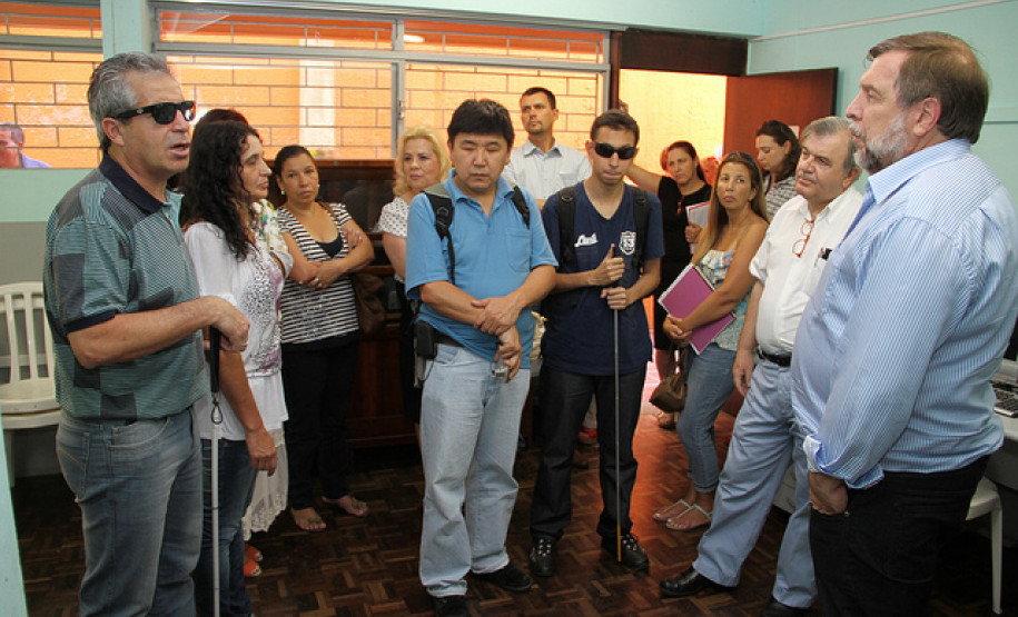 Trabalho aproxima governo da comunidade escolar para garantir melhorias na Educação. Foto da visita à Escola Especial Osni Saldanha Macedo.