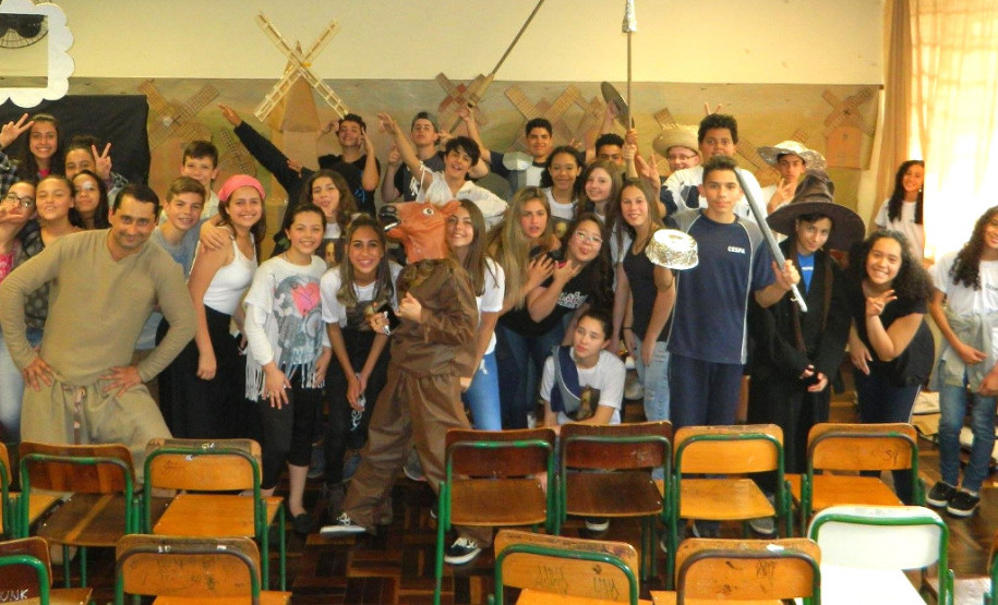 Os estudantes do 8° ano do Colégio Estadual São Paulo Apóstolo, em Curitiba, trabalharam ao longo do segundo trimestre a obra “O Engenhoso Fidalgo Dom Quixote de La Mancha”, do escritor espanhol Miguel de Cervantes. A metodologia permitiu aos alunos o aprofundamento na vida e obra do escritor e também em diversos gêneros textuais.