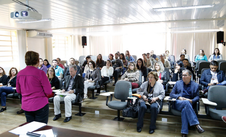 Estado inicia Conferência Infantojuvenil pelo Meio Ambiente A Secretaria de Estado da Educação lançou nesta quinta-feira (26), em Curitiba, a 5ª Conferência Infantojuvenil pelo Meio Ambiente – Vamos Cuidar do Brasil Cuidando das Águas. A ação é desenvolvida pelos Ministérios da Educação e do Meio Ambiente, em parceria com as secretarias estaduais da Educação.