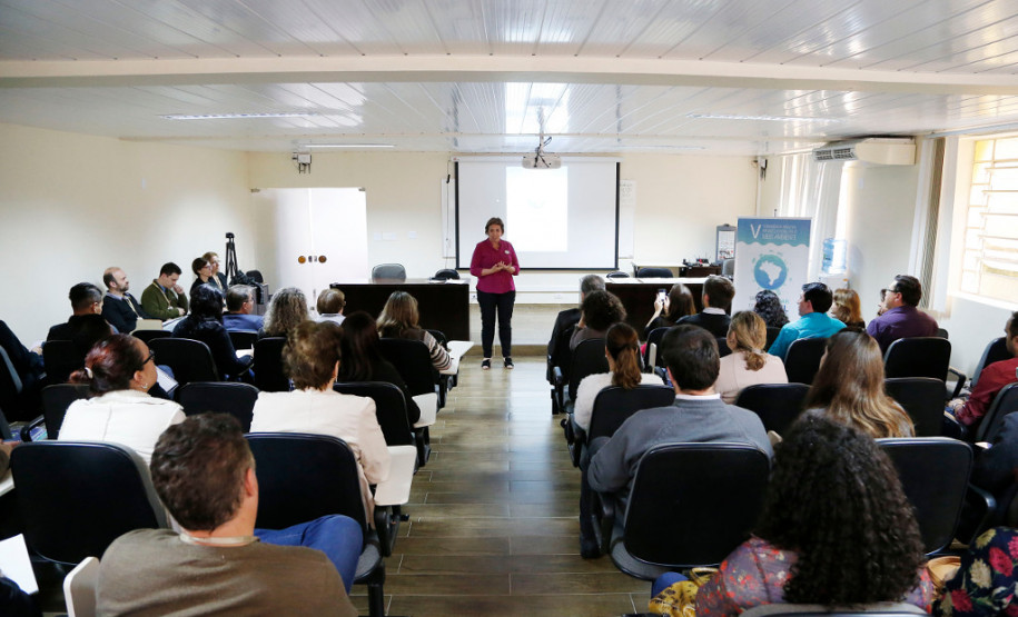 Estado inicia Conferência Infantojuvenil pelo Meio Ambiente A Secretaria de Estado da Educação lançou nesta quinta-feira (26), em Curitiba, a 5ª Conferência Infantojuvenil pelo Meio Ambiente – Vamos Cuidar do Brasil Cuidando das Águas. A ação é desenvolvida pelos Ministérios da Educação e do Meio Ambiente, em parceria com as secretarias estaduais da Educação.
