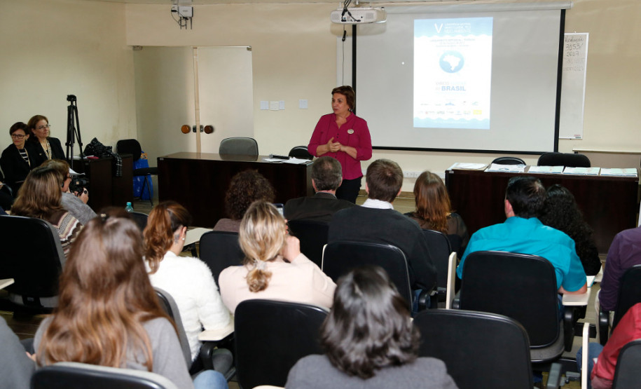Estado inicia Conferência Infantojuvenil pelo Meio Ambiente A Secretaria de Estado da Educação lançou nesta quinta-feira (26), em Curitiba, a 5ª Conferência Infantojuvenil pelo Meio Ambiente – Vamos Cuidar do Brasil Cuidando das Águas. A ação é desenvolvida pelos Ministérios da Educação e do Meio Ambiente, em parceria com as secretarias estaduais da Educação.