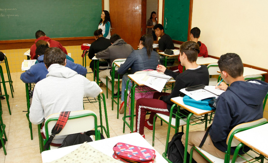 Escolas paranaenses participam da avaliação da Prova Brasil/Saeb Até o dia 3 de novembro todas as escolas da rede pública de ensino do país vão participar das avaliações do Sistema de Avaliação da Educação Básica - Saeb/Prova Brasil. As escolas das redes municipal, estadual e federal de ensino iniciaram as atividades no dia 23 deste mês. Todas as escolas da rede pública participam de testes de desempenho compostos por provas objetivas de Língua Portuguesa, Matemática e questionários contextuais, que coletam informações socioeconômicas. Foto de arquivo.