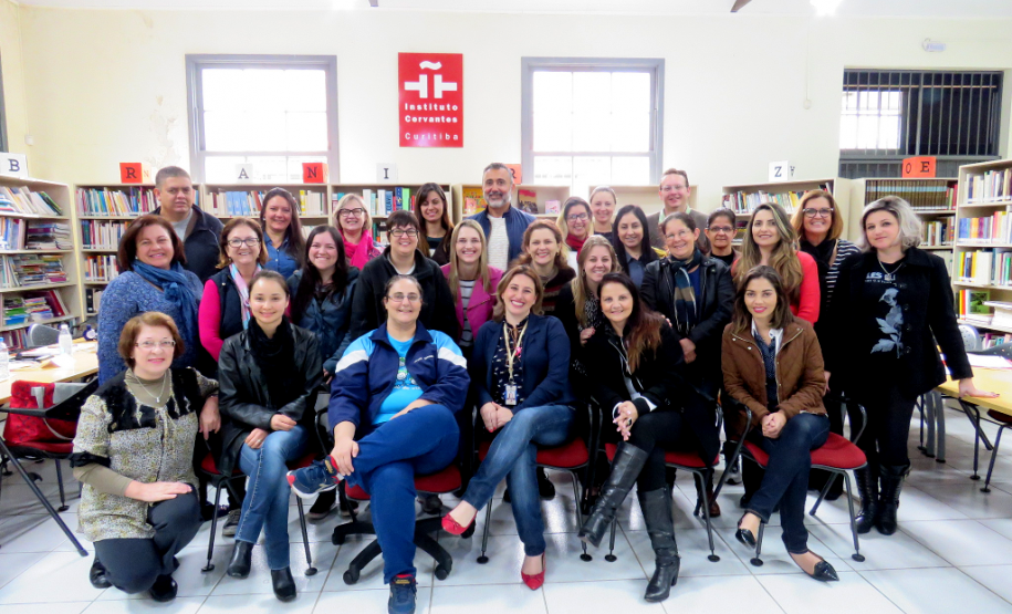 A Secretaria de Estado da Educação, em parceria com a Embaixada da Espanha, por meio da <em>Consejería de Educación</em>, e com apoio do Instituto Cervantes encerrou na última sexta-feira (27) um evento de formação continuada voltado aos professores de espanhol da rede estadual de ensino do Paraná. A formação foi iniciada no dia 23 e atendeu cerca de 30 profissionais dos Núcleos Regionais de Educação de Curitiba, Área Metropolitana Norte e Área Metropolitana Sul.