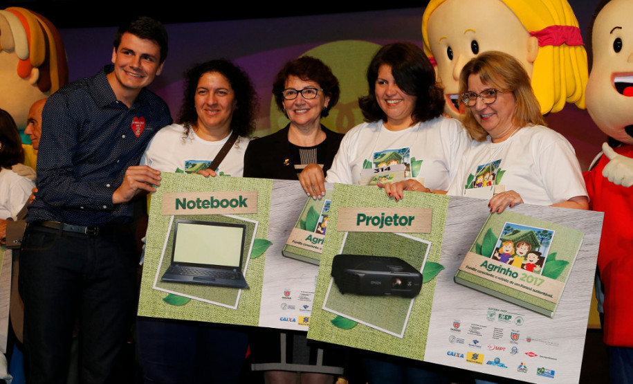 Estudantes das redes municipal, estadual e particular de ensino foram premiados nesta segunda-feira (30), em Pinhais, na Região Metropolitana de Curitiba, por trabalhos relacionados à sustentabilidade, promovido pelo Concurso Agrinho, da Federação da Agricultura do Estado do Paraná (FAEP) e Serviço Nacional de Aprendizagem Rural (SENAR)