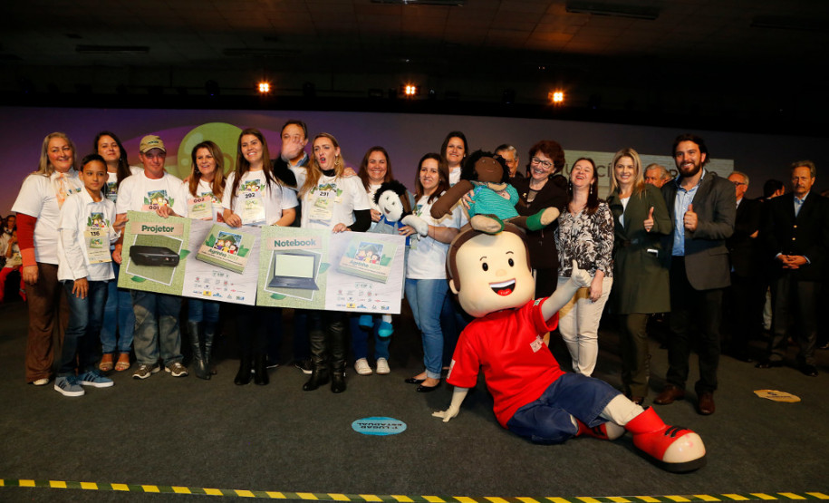 Estudantes das redes municipal, estadual e particular de ensino foram premiados nesta segunda-feira (30), em Pinhais, na Região Metropolitana de Curitiba, por trabalhos relacionados à sustentabilidade, promovido pelo Concurso Agrinho, da Federação da Agricultura do Estado do Paraná (FAEP) e Serviço Nacional de Aprendizagem Rural (SENAR)