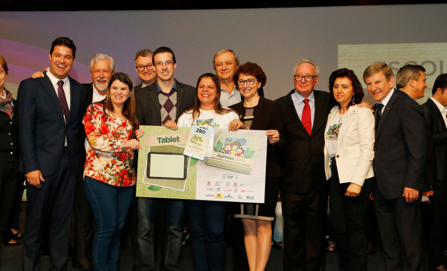 Estudantes das redes municipal, estadual e particular de ensino foram premiados nesta segunda-feira (30), em Pinhais, na Região Metropolitana de Curitiba, por trabalhos relacionados à sustentabilidade, promovido pelo Concurso Agrinho, da Federação da Agricultura do Estado do Paraná (FAEP) e Serviço Nacional de Aprendizagem Rural (SENAR)