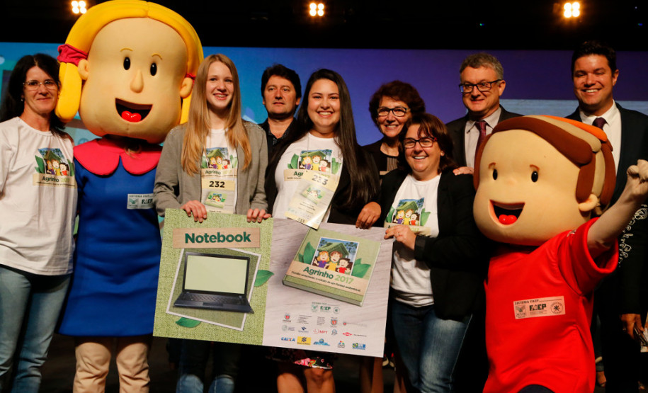 Estudantes das redes municipal, estadual e particular de ensino foram premiados nesta segunda-feira (30), em Pinhais, na Região Metropolitana de Curitiba, por trabalhos relacionados à sustentabilidade, promovido pelo Concurso Agrinho, da Federação da Agricultura do Estado do Paraná (FAEP) e Serviço Nacional de Aprendizagem Rural (SENAR)