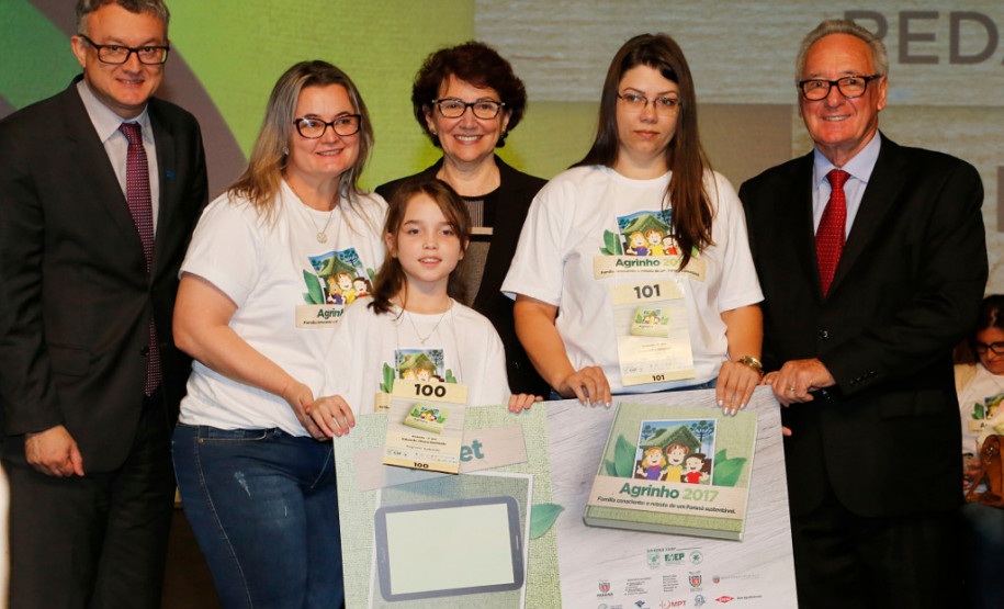 Estudantes das redes municipal, estadual e particular de ensino foram premiados nesta segunda-feira (30), em Pinhais, na Região Metropolitana de Curitiba, por trabalhos relacionados à sustentabilidade, promovido pelo Concurso Agrinho, da Federação da Agricultura do Estado do Paraná (FAEP) e Serviço Nacional de Aprendizagem Rural (SENAR)