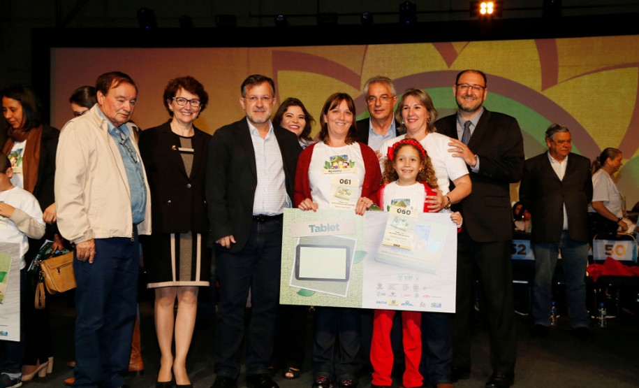 Estudantes das redes municipal, estadual e particular de ensino foram premiados nesta segunda-feira (30), em Pinhais, na Região Metropolitana de Curitiba, por trabalhos relacionados à sustentabilidade, promovido pelo Concurso Agrinho, da Federação da Agricultura do Estado do Paraná (FAEP) e Serviço Nacional de Aprendizagem Rural (SENAR)