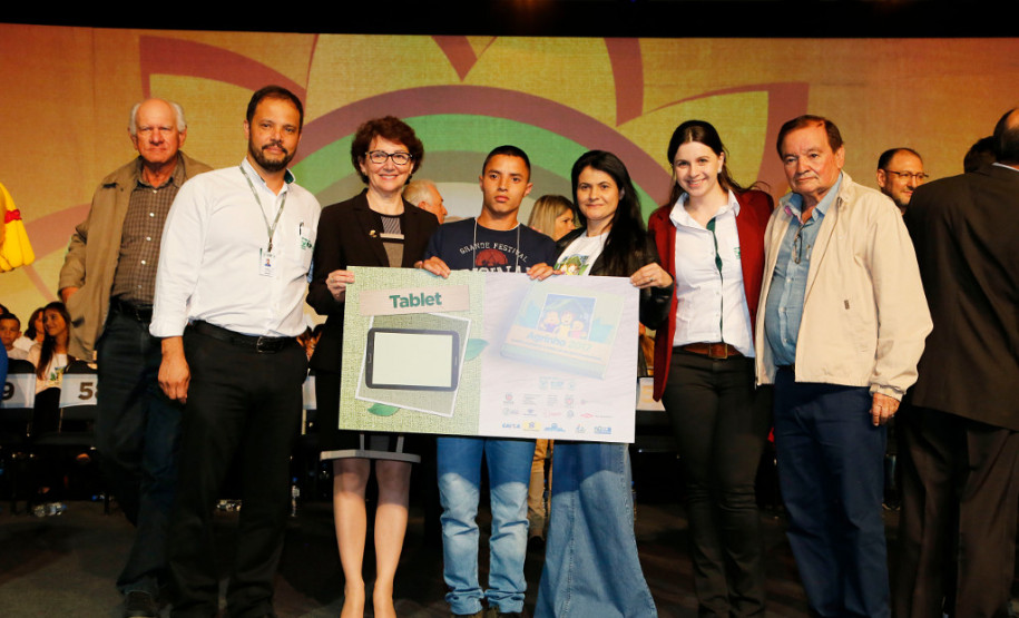 Estudantes das redes municipal, estadual e particular de ensino foram premiados nesta segunda-feira (30), em Pinhais, na Região Metropolitana de Curitiba, por trabalhos relacionados à sustentabilidade, promovido pelo Concurso Agrinho, da Federação da Agricultura do Estado do Paraná (FAEP) e Serviço Nacional de Aprendizagem Rural (SENAR)