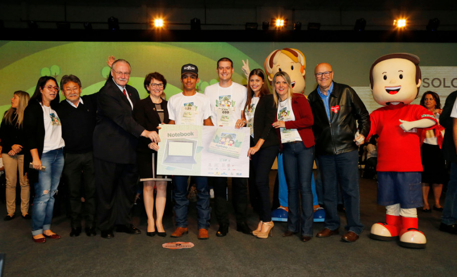 Estudantes das redes municipal, estadual e particular de ensino foram premiados nesta segunda-feira (30), em Pinhais, na Região Metropolitana de Curitiba, por trabalhos relacionados à sustentabilidade, promovido pelo Concurso Agrinho, da Federação da Agricultura do Estado do Paraná (FAEP) e Serviço Nacional de Aprendizagem Rural (SENAR)