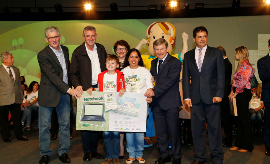 Estudantes das redes municipal, estadual e particular de ensino foram premiados nesta segunda-feira (30), em Pinhais, na Região Metropolitana de Curitiba, por trabalhos relacionados à sustentabilidade, promovido pelo Concurso Agrinho, da Federação da Agricultura do Estado do Paraná (FAEP) e Serviço Nacional de Aprendizagem Rural (SENAR)