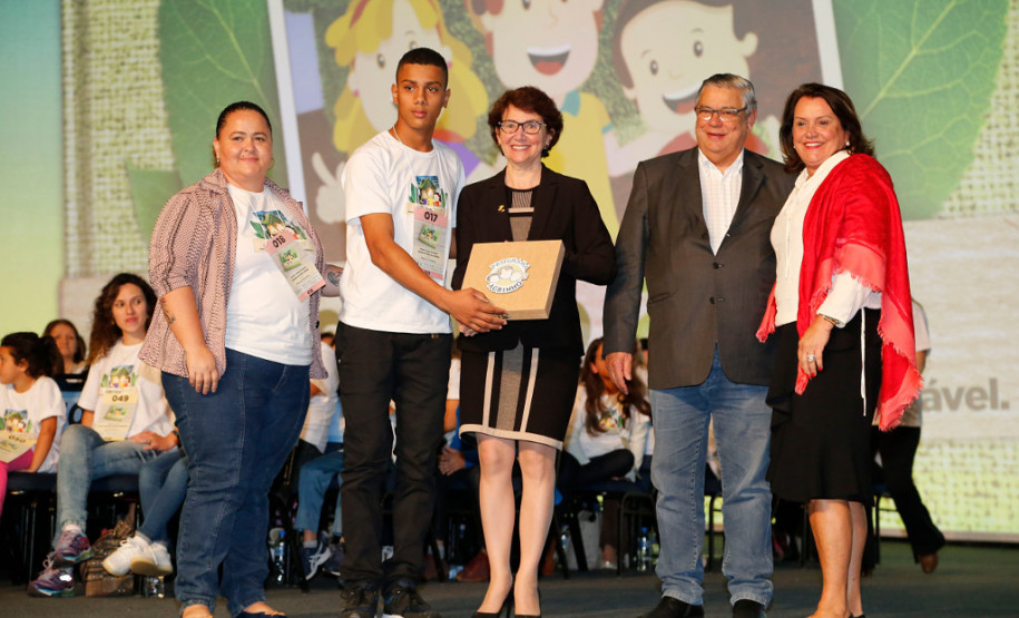 Estudantes das redes municipal, estadual e particular de ensino foram premiados nesta segunda-feira (30), em Pinhais, na Região Metropolitana de Curitiba, por trabalhos relacionados à sustentabilidade, promovido pelo Concurso Agrinho, da Federação da Agricultura do Estado do Paraná (FAEP) e Serviço Nacional de Aprendizagem Rural (SENAR)