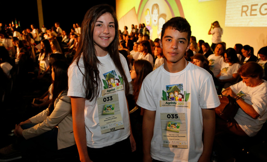 Os estudantes do curso técnico em Agropecuária do Centro Estadual de Educação Profissional da Lapa, (nos Campos Gerais) Alessandra Slaga, 17 anos, e João Vitor, 17 anos, ambos do 3° ano do ensino médio, desenvolveram um projeto de decomposição do solo. A pesquisa foi apresentada para estudantes de outras escolas do município e região. “Foi uma experiência muito rica poder colocar em prática o que aprendemos no curso e ainda repassar esses conhecimentos para outros alunos”, disse Alessandra.